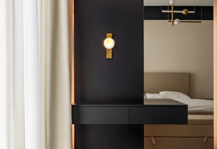 Sleek wardrobe with mirror and wood design, with gold and dark colours
