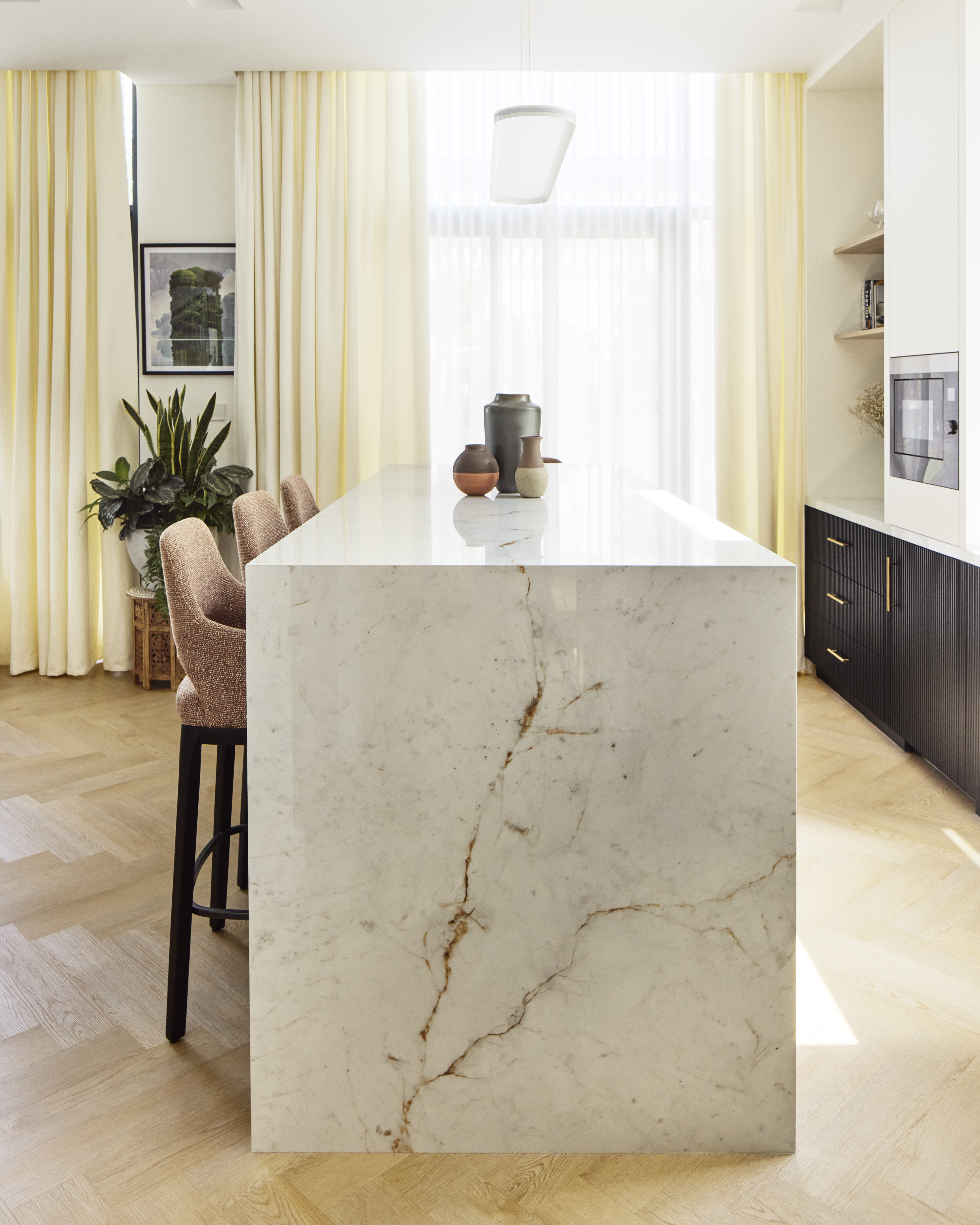 Neolith stone, show kitchen island. Abu dabi White stone.